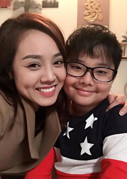 Ngọc Hà chỉ chụp cùng bé Tít và chia sẻ: “Bố vừa đi về, thấy Tít đi theo chơi trên cái xe kia, bố đi chậm theo con rơm rớm nước mắt kiểu nhớ con, xong dặn Tít không được đi xuống đấy chị ạ!”. Thảo Vân trả lời: "Chị thì đang bảo thế nào em mải chụp ảnh cho bố con mà quên cả nhà không chụp với em". (Ảnh: Facebook Thảo Vân)