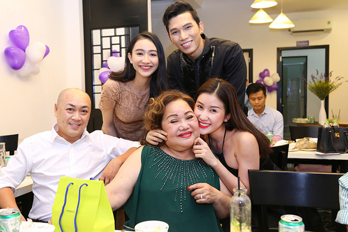 Biết NSND Ngọc Giàu thích món Huế, Phạm Hương đã quyết định “dụ” “bà ngoại” cùng chồng của bà đến quán ăn của Hà Thu.