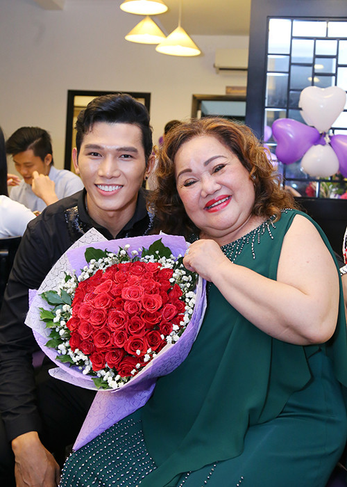 Ngoài Phạm Hương, Bảo Như và Hà Thu, bữa tiệc mừng sinh nhật NSND Ngọc Giàu còn có sự góp mặt của nam vương Ngọc Tình.