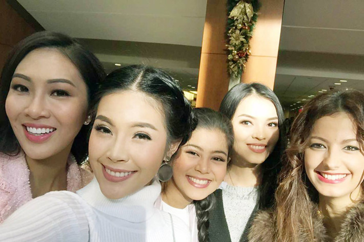 Tham gia mỗi hoạt động của cuộc thi Hoa hậu Thế giới 2016, Diệu Ngọc ngày càng có thêm những người bạn mới là các thí sinh. (Ảnh: Fanpage Miss World Vietnam)