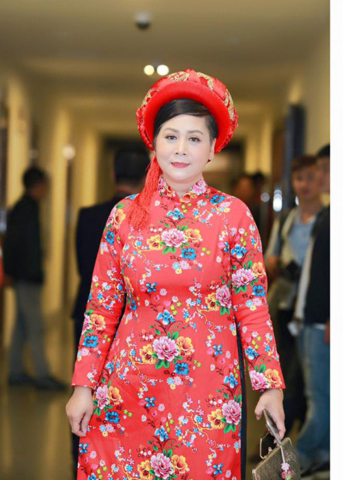 Ông xã Minh Hằng là một tiến sĩ toán học, cũng từng qua một lần đò và luôn tạo điều kiện cho vợ đi đóng phim. Về phía nữ nghệ sĩ, dù có nhà hàng và khá bận rộn với công việc nhưng cô vẫn thích tự tay chuẩn bị bữa ăn cho chồng. (Ảnh: Facebook nhân vật)