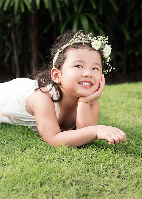 Nàng công chúa nhà Jennifer Phạm thừa hưởng mái tóc xoăn của mẹ nhưng đường nét gương mặt lại giống hệt bố.