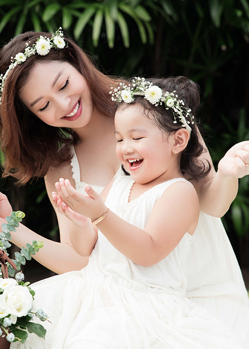 Người đẹp tăng cân nhiều so với lúc còn son rỗi nhưng gương mặt của cô gần như không thay đổi.