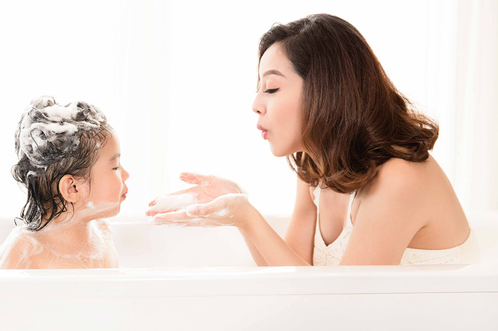 Bộ ảnh Jennifer Phạm được thực hiện bởi nhiếp ảnh gia Tiên Nguyễn với sự hỗ trợ của ê-kíp gồm: stylist Tân Đà Lạt, trang điểm Phúc Nghĩa, làm tóc Phúc Cường.