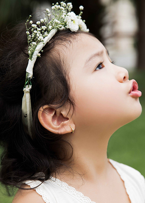 Bé Na càng lớn càng xinh xắn, đáng yêu. Trong bộ ảnh chụp cùng mẹ, cô nhóc trông như một thiên thần trong chiếc váy trắng.