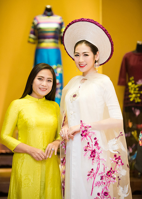 Người đẹp sinh năm 1993 thân thiết với Lan Hương khi lần đầu diện áo dài của nhà thiết kế này.