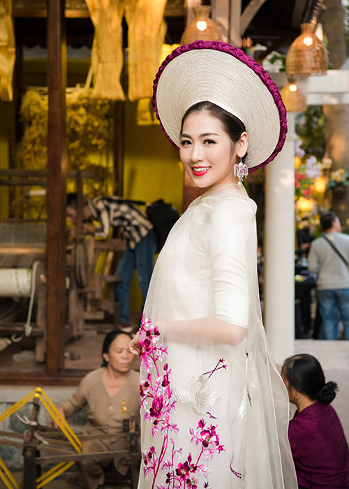 Sau khi tốt nghiệp chuyên ngành báo Phát thanh của Học viện Báo chí và Tuyên truyền, Tú Anh đã thực tập tại Đài truyền hình Việt Nam.