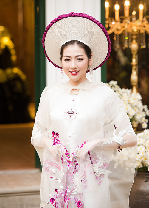 Sau 4 năm giành ngôi vị Á hậu 1 cuộc thi Hoa hậu Việt Nam 2012, Tú Anh ngày càng xinh đẹp, hút hồn.