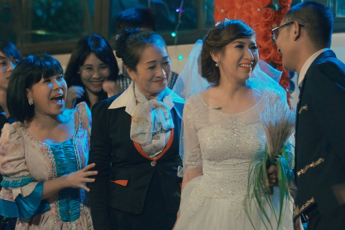 Năm 2003, trong chương trình Gala Cười, danh hài Việt Hương từng đóng chung với cô em gái - ca sĩ Uyên Nhi trong tiểu phẩm “Tuyển diễn viên”.