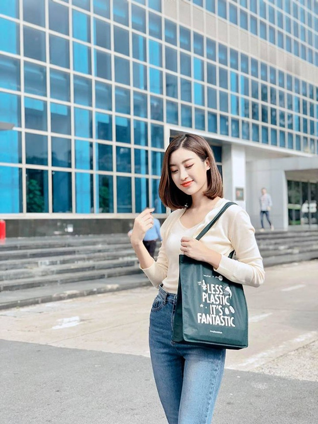 Hiếm khi nào người hâm mộ thấy cô khoe hàng hiệu, xe hơi, nhà lầu trên mạng xã hội.
