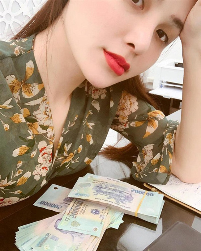 Thời gian gần đây, Hoa hậu Diễm Hương gây chú ý với nhiều phát ngôn sốc về tiền bạc như "Đừng lấy nhau vì tình yêu, hãy lấy vì tiền" hay "Tiền bạc là thứ đo lường tình yêu chính xác nhất". Những quan điểm của bà mẹ một con gây ra nhiều tranh cãi trên mạng xã hội. Nhiều người cho rằng hoa hậu Diễm Hương đang có những ẩn ý về cuộc sống riêng của mình. Tuy nhiên, số khác lại cho rằng cô chỉ đơn giản là đưa ra triết lý cuộc sống sau khi đã trải qua những hỷ nộ ái ố của cuộc đời.