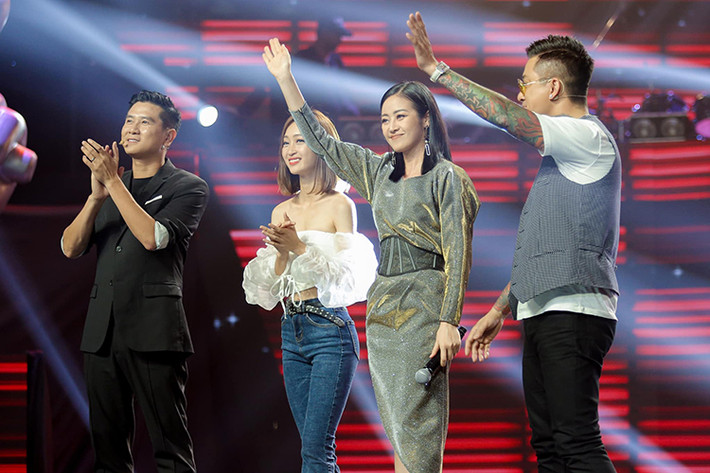 Một số chương trình Phí Linh làm MC gồm Thay đổi cuộc sống, Muôn màu showbiz, Thần tượng Bolero 2017, The Face.