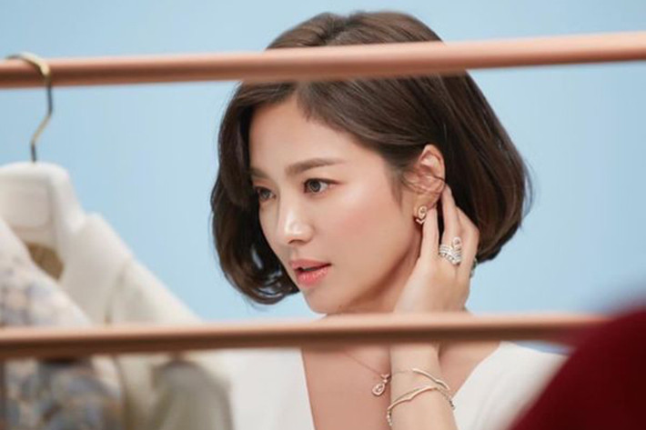 Sau khi Song Joong Ki phủ nhận ly hôn, Song Hye Kyo mới đây vừa đăng tải loạt ảnh xinh đẹp của mình.