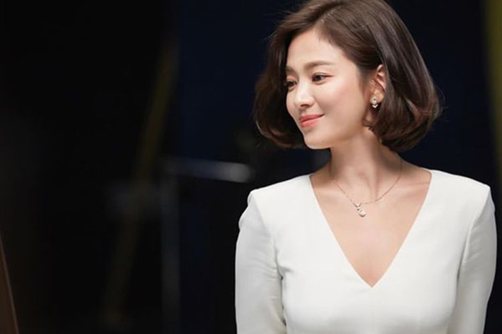 Song Hye Kyo nay bước sang tuổi 38 nhưng gương mặt vẫn trẻ trung, vóc dáng thon gọn.