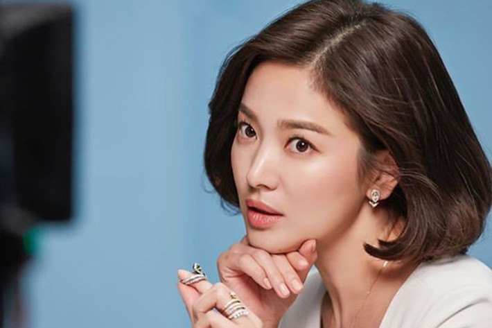 Trong bộ ảnh mới, bà xã của Song Joong Ki khoe vẻ đẹp bất chấp thời gian.