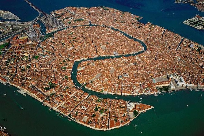 14. Thành phố Venice nhìn từ trên cao.