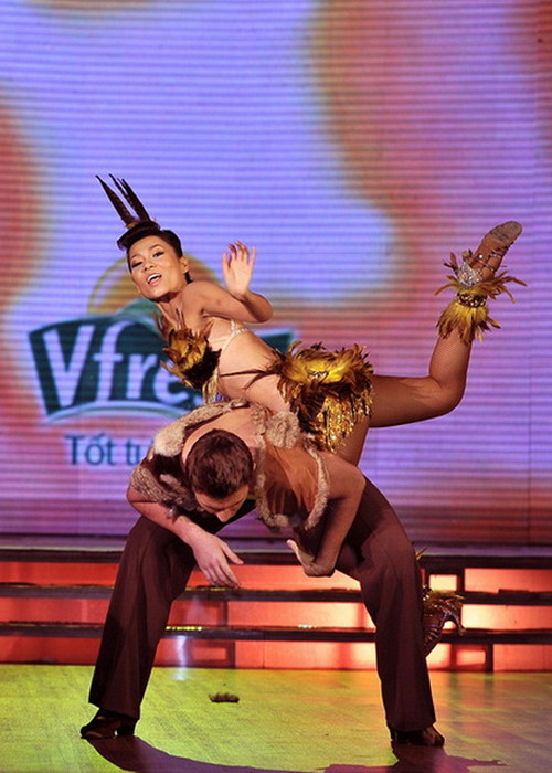 Thu Minh phủ nhận nghi vấn đạo ý tưởng. Trên Tri thức trẻ, nữ ca sĩ cho biết, ý tưởng bài nhảy bắt đầu từ buổi đi chơi thảo cầm viên của cô và bạn nhảy. Giữa ồn ào của Thu Minh, Chí Anh, Khánh Thi cũng lên tiếng bênh vực Thu Minh. Ảnh: Ngôi sao