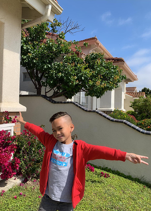 “Búp bê” Thanh Thảo tâm sự về bé Jacky: “Vậy là bạn ấy đã được nghỉ hè và xa mẹ rồi. Chả hiểu sao lần này bạn đi xa mà mẹ cứ chảy nước mắt hoài. Mẹ buồn vì bạn ấy là cánh tay phải của mẹ, giúp mẹ được rất nhiều việc và luôn ở bên cạnh những khi mẹ cần bạn ấy. Bạn ấy là đứa trẻ rất ngoan, học giỏi, lại thích làm việc nhà, giặt đồ, rửa chén, nấu cơm, dọn dẹp, trông em cho mẹ, lại còn vẽ đẹp và sáng tạo lắm. Bạn đi xa mẹ buồn lắm!”