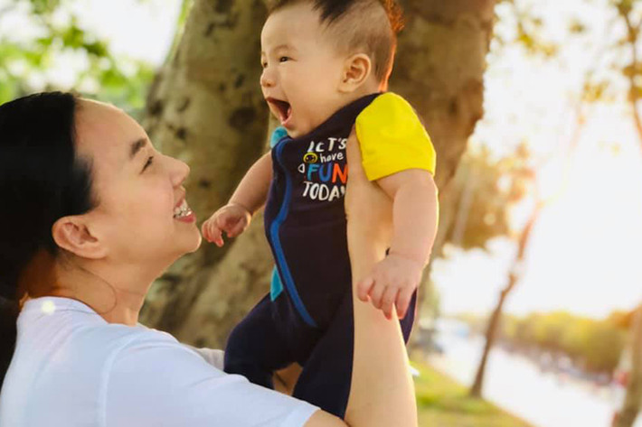Đinh Ngọc Diệp khoe ảnh đưa con trai đi ngắm hoàng hôn.
