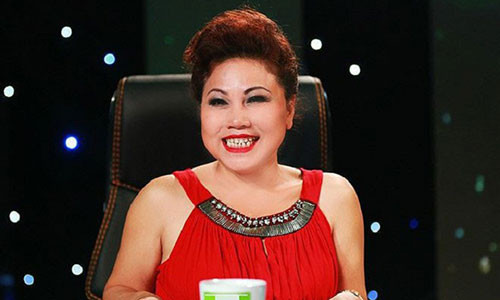Siu Black từng là cái tên nổi bật trong showbiz Việt. Không chỉ thành công ở lĩnh vực ca hát, chị còn được nhiều người yêu mến khi làm giám khảo của các gameshow trên truyền hình. Tuy nhiên, sau scandal vỡ nợ vào năm 2013, Siu Black phải rời TP.HCM, trở về Kon Tum sinh sống.