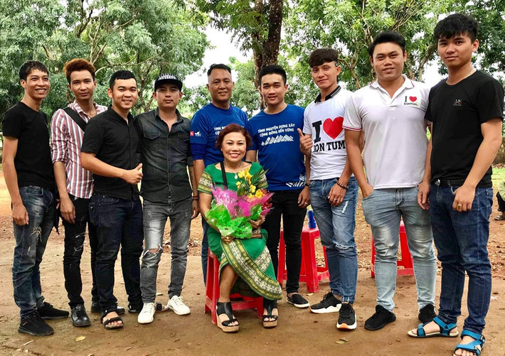 Cuộc sống hiện tại của Siu Black tuy có vất vả nhưng chị luôn có được tình cảm từ phía bạn bè và người hâm mộ.