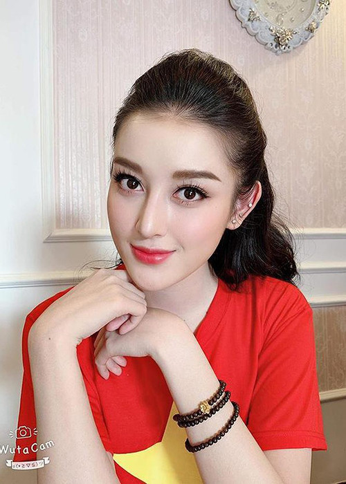 Á hậu Huyền My bực bội vì những màn chơi xấu của đội tuyển Thái Lan trong trận đấu thuộc khuôn khổ King's cup 2019, đặc biệt việc Văn Hậu bị đánh nguội khiến người đẹp thót tim. "Các cầu thủ của chúng ta đã chơi bóng rất bản lĩnh, văn minh và giành chiến thắng tối thiểu vào phút cuối", Huyền My chia sẻ thêm.