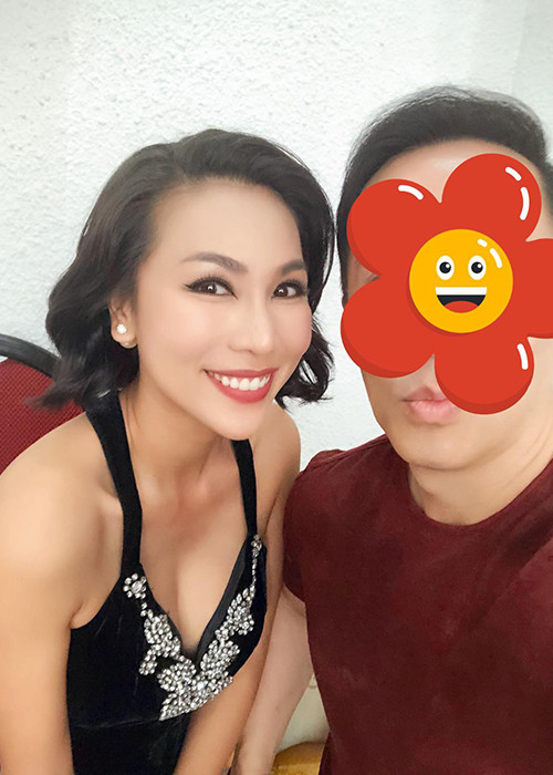 Khánh Ngọc được bạn trai tháp tùng đi hát. Cho đến nay, nữ ca sĩ vẫn quyết giấu mặt nửa kia của mình.