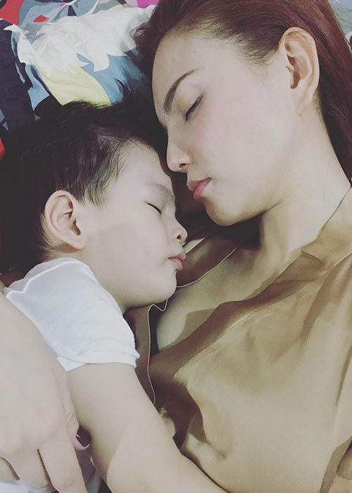 Thu Thủy giãi bày lòng cô quặn đau khi buộc miệng hát ru "ba thương con vì con giống ba". “Hãy để những điều khó khăn nhất cho mẹ! Vì con xứng đáng nhận được tình thương của nhiều người. Hãy cùng mẹ sống thật tốt nhé”, nữ ca sĩ nhắn nhủ con trai.