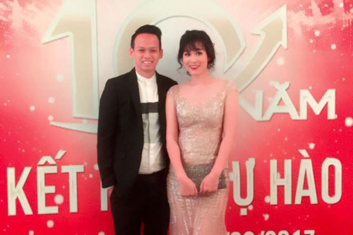 Kết hôn được 10 năm, tình cảm vợ chồng Hà Hương vẫn mặn nồng. Cô tiết lộ ông xã sống nội tâm, luôn biết tạo bất ngờ cho vợ.