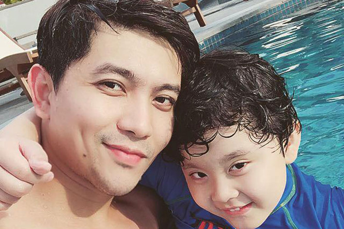 Tim đưa con trai đi bơi sau thời gian dài đi diễn trong dịp lễ 30/4.