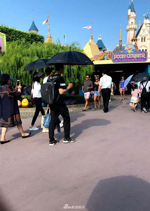 Cư dân mạng vừa bắt gặp vợ chồng Huỳnh Hiểu Minh - Angelababy đưa con trai Tiểu Hải Miên đi chơi công viên Disneyland Hong Kong. Ảnh: Sina