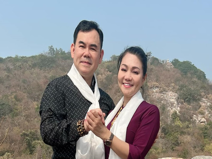 Khi yêu Đông Nguyễn nhưng lo người ở Việt Nam, người ở Mỹ, nghệ sĩ cải lương Ngọc Huyền bối rối, không biết giải quyết thế nào. Tuy nhiên, Kim Tử Long khuyến khích Ngọc Huyền bởi thấy cô chắc chắn sẽ được hạnh phúc bên con trai của danh ca cải lương Thanh Tuyền.