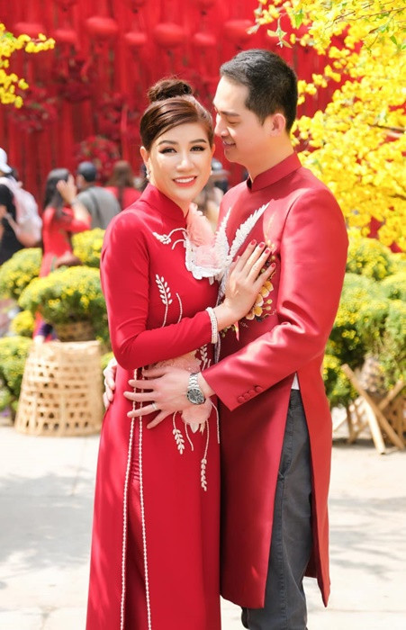 Trang Trần và ông xã Louis đang sống xa cách. Louis nhiều lần mong muốn vợ và con gái sang Mỹ định cư nhưng cựu người mẫu muốn ở Việt Nam để kiếm tiền.