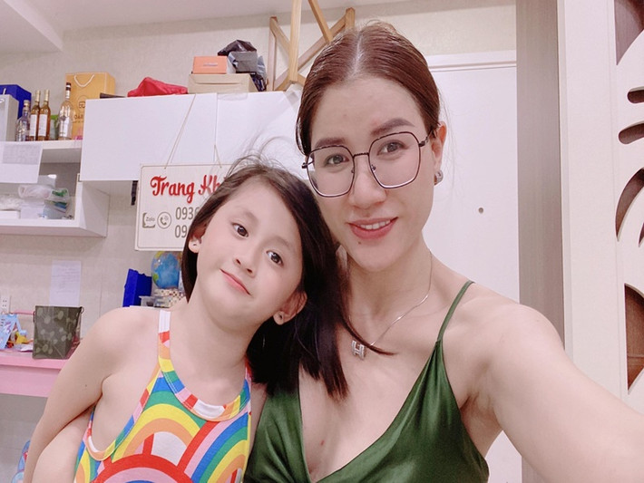 Trang Trần chăm sóc con gái chu đáo.
