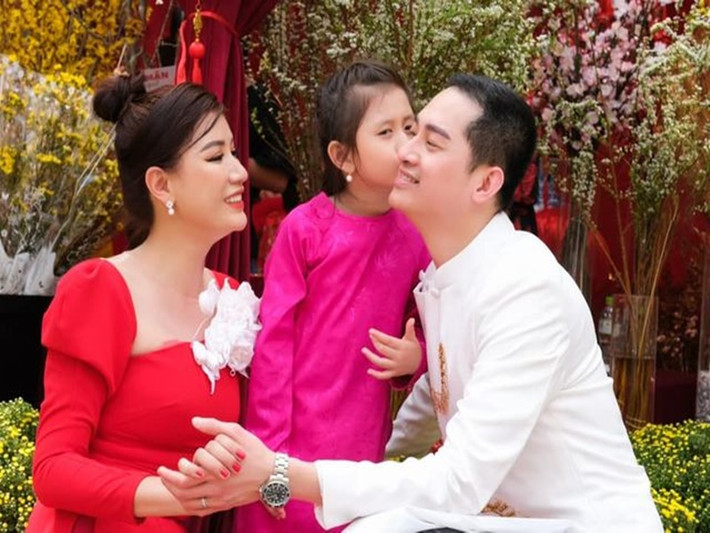 Cựu người mẫu cho rằng hôn lễ chỉ là hình thức, điều quan trọng là tình cảm của hai người vẫn bền chặt.