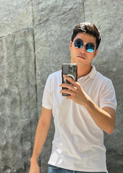 Vẻ ngoài điển trai, lịch lãm của Bảo Hoàng đốn tim nhiều cư dân mạng.