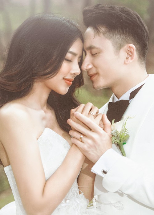 Khánh Vy chia sẻ lý do đăng ký kết hôn sau 2 năm làm đám cưới và có con gái: “Hôm nay, Phan Mạnh Quỳnh chính thức là chồng hợp pháp của tôi. Anh nói đó là món quà dành cho tôi trong ngày 8/3. Hai đứa lười làm giấy tờ tới nỗi sinh em bé xong mới đi đăng ký kết hôn, để làm giấy tờ khai sinh cho Ốc”. Ảnh: FBNV