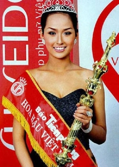 Mai Phương Thúy sinh năm 1988, đăng quang Hoa hậu Việt Nam 2006. Cô ghi điểm nhờ chiều cao nổi bật (1m79), số đo ba vòng gợi cảm 86-61,5-95cm. Tuy nhiên, nàng hậu lại sở hữu làn da ngăm đen, hàm răng không đều. Ảnh: Lao động