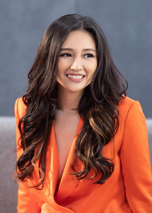 “Tôi đầu tư phim này khi nhận được lời mời của công ty sản xuất. Trong sự nghiệp đầu tư của mình thì đầu tư phim ảnh, các chương trình giải trí cũng là một nhánh nên tôi coi đây là một cơ duyên tốt để bắt đầu. Tôi đồng ý đầu tư vì tin tưởng vào tay nghề của chị Kathy Uyên và ê-kíp. Tôi chọn phim vì đạo diễn trước, rồi kịch bản sau đó mới là diễn viên", Mai Phương Thúy chia sẻ trên VOV. Ảnh: FBNV