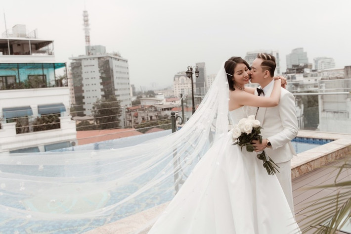 Tùng Dương và người vợ thứ 4 quyết định kết hôn sau gần 1 năm hẹn hò. Ảnh: Dân Trí