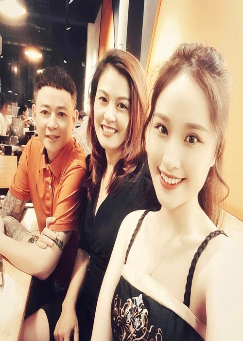Vợ cũ thứ hai của Tùng Dương (giữa) - Hoa Thúy chia sẻ trên Dân Trí, cô nhận được thiệp cưới của chồng cũ nhưng hơi lo lắng sẽ không dự được đám cưới vì đang nằm viện điều trị bệnh đau dạ dày. Ảnh: FBNV