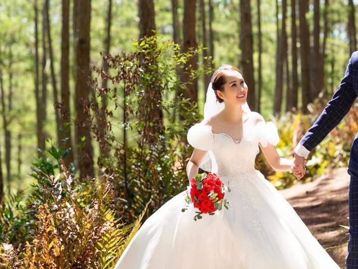 Nữ diễn viên phim "Gái nhảy" kết hôn lần đầu vào năm 2009 với một người đàn ông kém cô 6 tuổi. Đến năm 2011, cô ly hôn chồng trẻ.