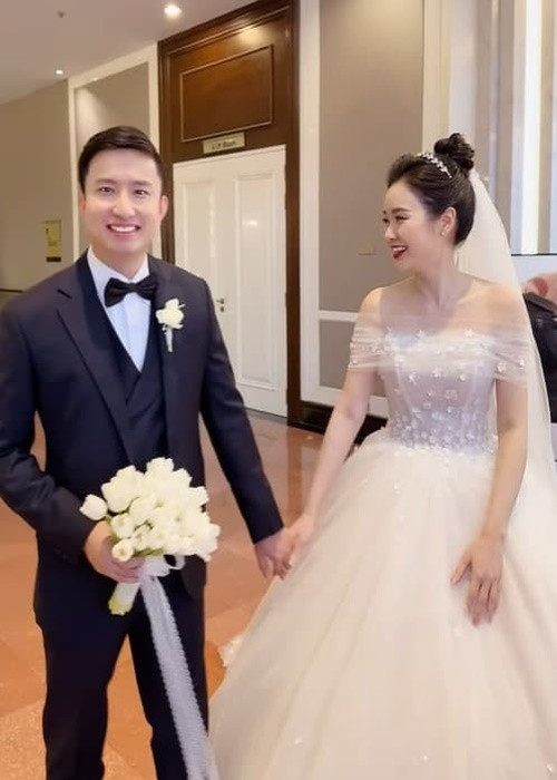 BTV Hữu Trí vừa chia sẻ loạt ảnh đám cưới của BTV Bùi Minh Hằng khiến nhiều người bất ngờ bởi trước đó, người đẹp sinh năm 1988 không chia sẻ chuyện kết hôn. Ảnh: Bảo vệ công lý