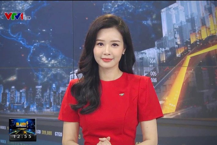 Minh Hằng làm việc tại VTV hơn 10 năm qua. Cô là một trong những MC của chương trình Bản tin tài chính kinh doanh của VTV24. Ảnh: FBNV