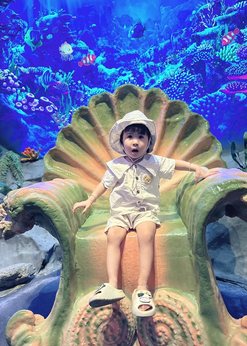 "Sol là một em bé cá tính mạnh và em bắt đầu nổi loạn tuổi lên 2. Khi mẹ càng la thì bé càng khóc to và đòi bế. Nếu mẹ không bế thì chuyển sang dấu hiệu hét to và ăn vạ. Nhưng các mẹ đừng mềm lòng, đây là lúc mình phải mạnh mẽ để các con trưởng thành. Sau một lúc khóc vật vã, mình để bé bình tĩnh và nói chuyện cùng bé. Tính cách Sol hơi bướng tí và là một người có chính kiến nên việc đàm phán giữa hai người phụ nữ sẽ hơi lâu. Sol sẽ tự phải xin lỗi sau những lần nổi loạn, em bé sẽ hôn khi biết mình làm sai", Thiên An cho biết.
