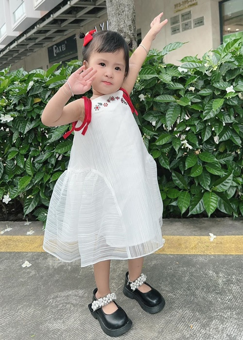 Con gái của Jack xinh xắn như cô công chúa nhỏ.