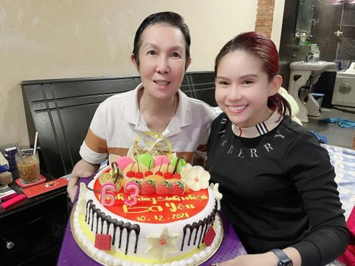 Vũ Linh có một cô con gái nuôi là nghệ sĩ Bình Tinh. Nghệ sĩ Thoại Mỹ chia sẻ, Bình Tinh chăm sóc nghệ sĩ Vũ Linh rất cẩn thận, chu đáo. Bình Tinh từng tâm sự, sau khi ba ruột qua đời, "Ông hoàng cải lương Hồ quảng" vì thương hoàn cảnh của cô nên đã nhận làm con. Ảnh: Bảo vệ công lý