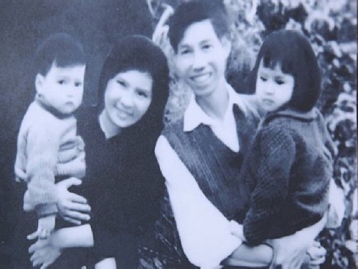 Ca sĩ Thanh Lam là con gái đầu lòng của cố nhạc sĩ Thuận Yến và nghệ sĩ đàn tranh Thanh Hương. 3 tuổi, cô được bố dạy hát và nghe đàn piano. 7 tuổi, Thanh Lam được mẹ dạy chơi đàn thập lục, tập hát các bài dân ca Việt Nam. Ảnh: VTC