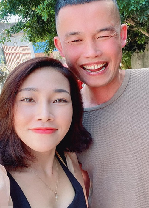 Anh chia sẻ trên Dân Việt: "Đã khá lâu rồi chúng tôi không gặp nhau, nên tôi không biết ảnh cô ấy lấy từ đâu ra. Chắc là ảnh cũ vì vài tháng rồi cô ấy cũng không đến thăm con, chỉ gửi cho con vài hộp ruốc rồi thôi".