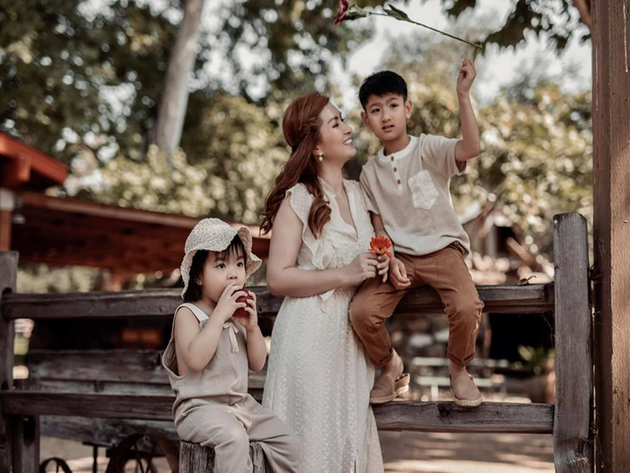 Doanh nhân Minh Quân từng hỗ trợ Hồng Nhung chăm sóc hai con. “Mình đi vắng, anh ở nhà tự lo được cho Skyler và Su Kem từ tắm cho Skyler đến thay tã cho Su Kem. Anh cập nhật mỗi ngày khiến mình an tâm hơn", Hồng Nhung chia sẻ trên Khám phá.